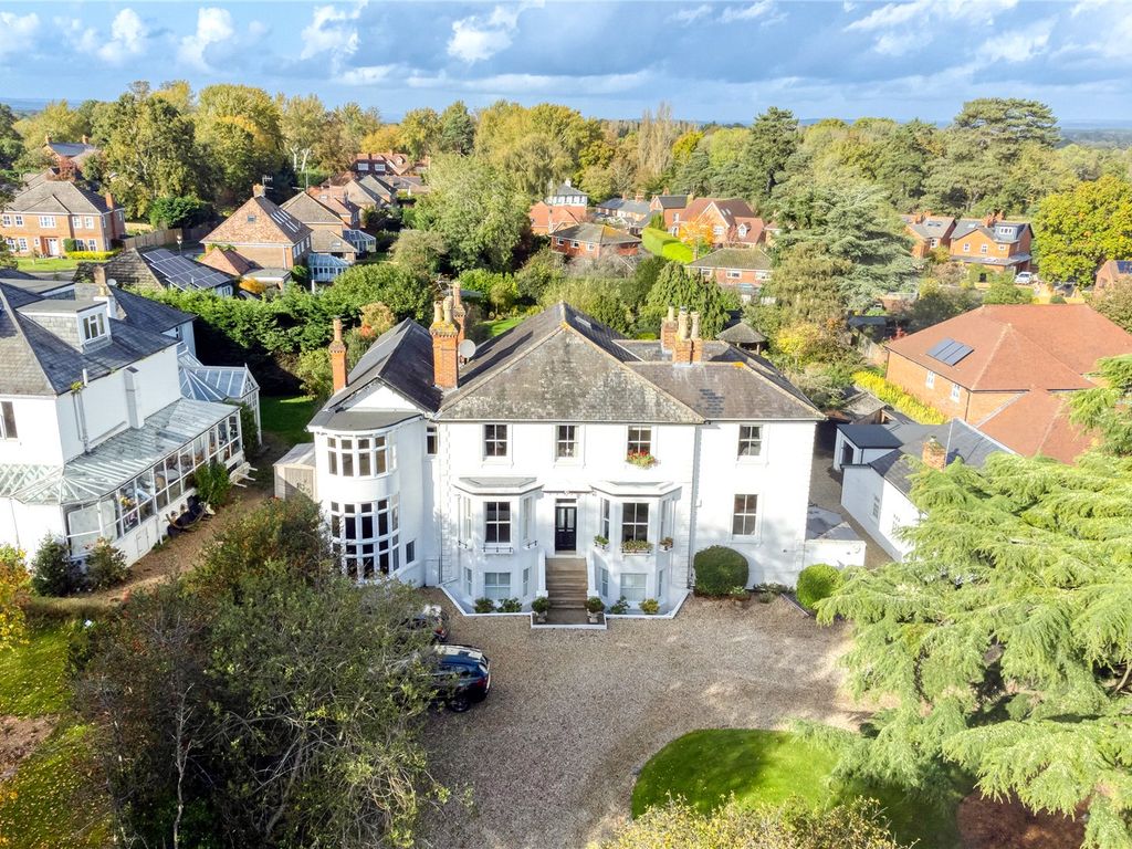 2 bed flat for sale in London Road, Binfield, Bracknell, Berkshire RG42