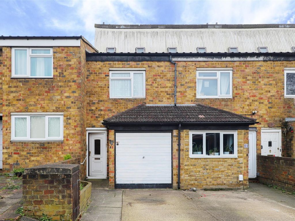 3 bed property for sale in St. Clement Close, Cowley, Uxbridge UB8, £