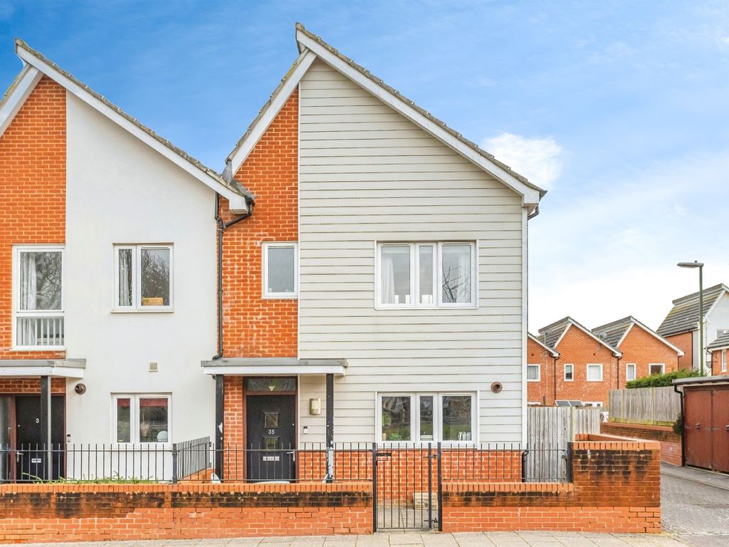 3 bed end terrace house for sale in Plymouth Way, Haywards Heath RH16