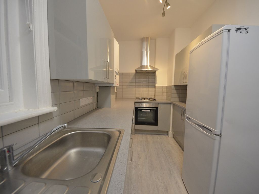 3 bed flat to rent in Crownstone Road, Brixton SW2, £2,800 pcm Zoopla