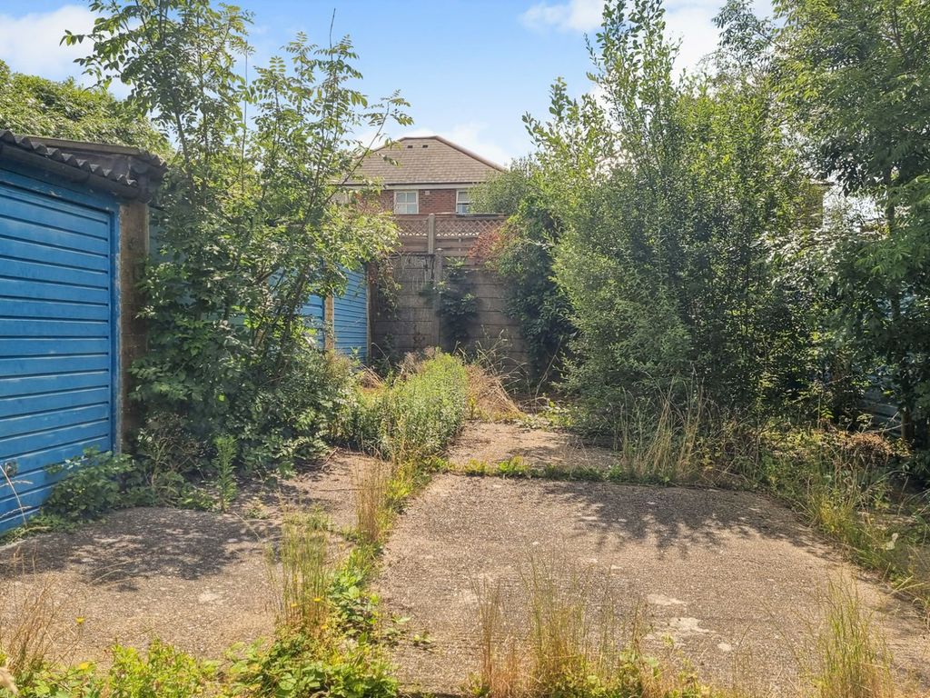 Commercial property for sale in Lindal Crescent, Enfield EN2, £70,000