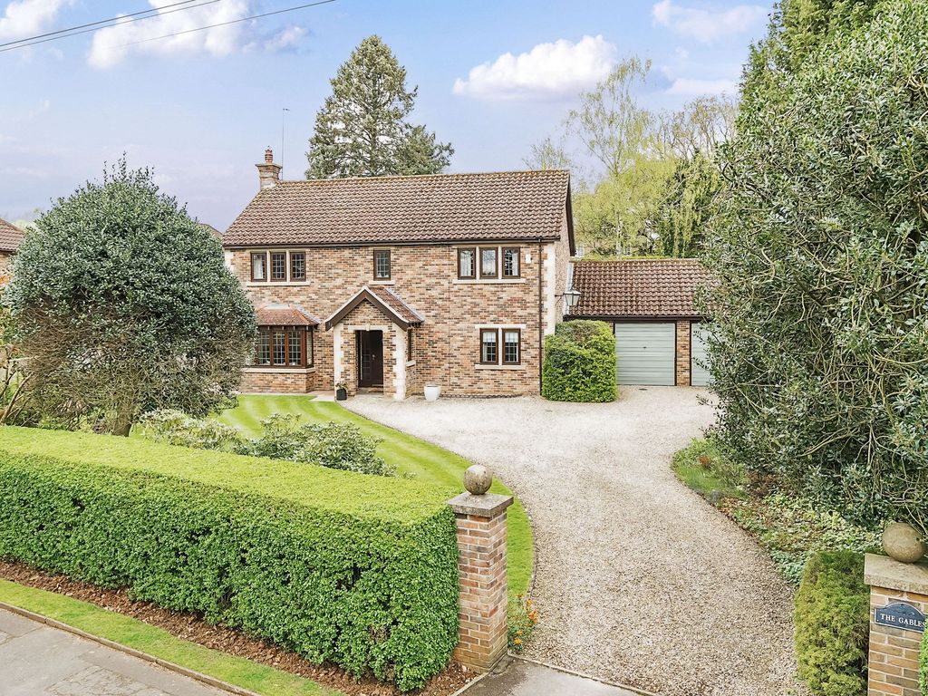 4 bed detached house for sale in Lands Lane, Knaresborough HG5, £