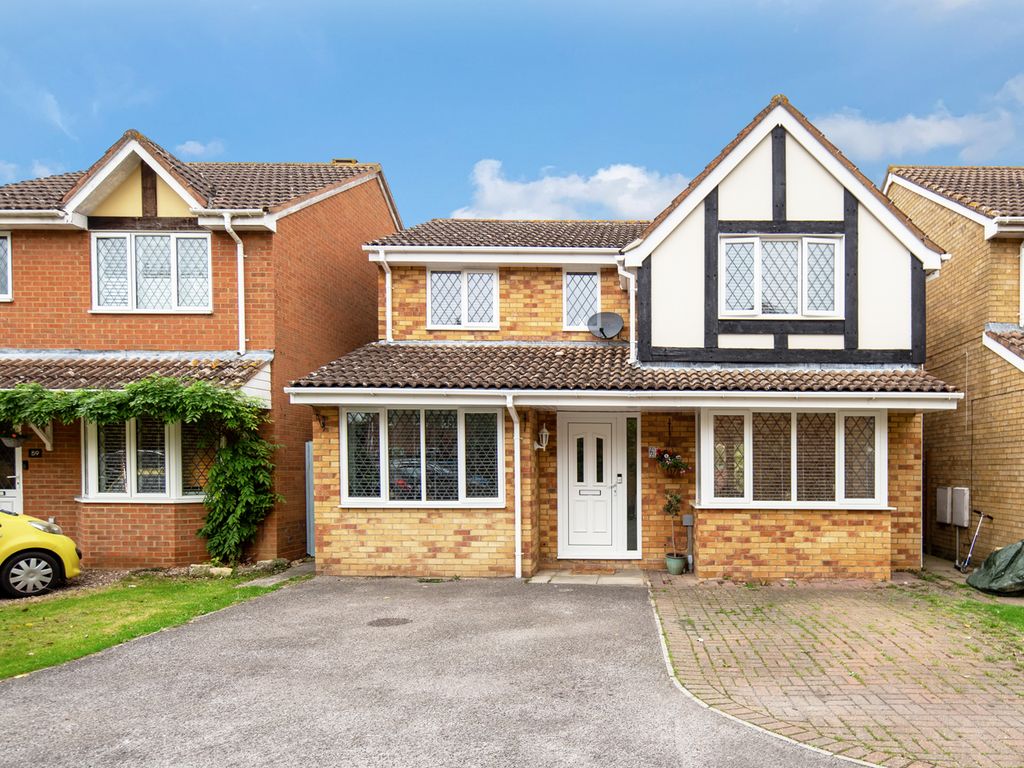 4 bed detached house for sale in Merlin Way, Bicester OX26, £545,000