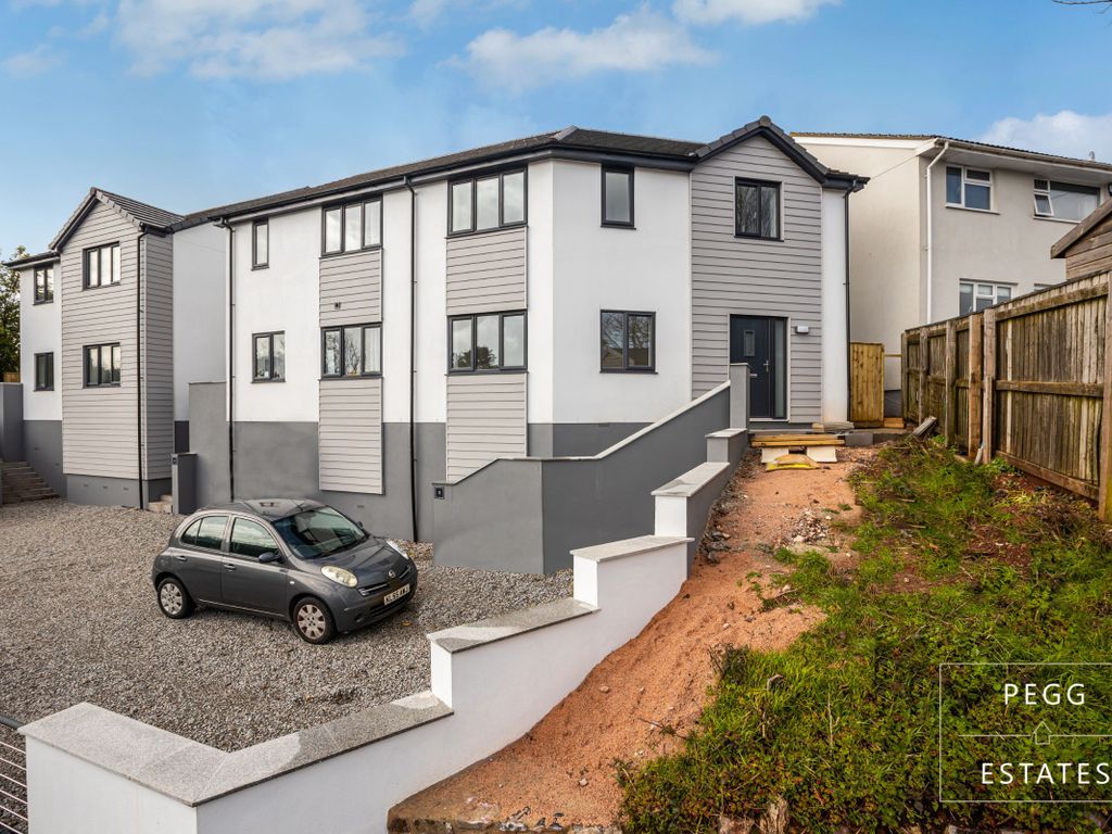 3 bed semidetached house for sale in Queensway Crest, Queensway