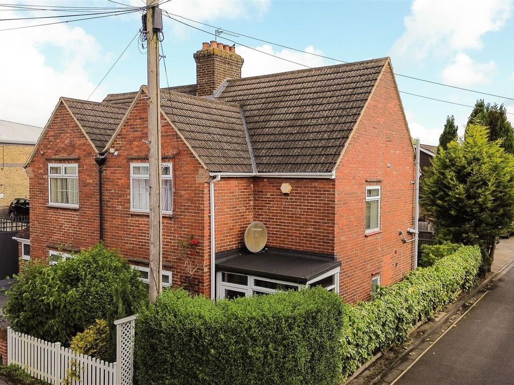 2 bed semidetached house for sale in Oatlands Road, Burgh Heath
