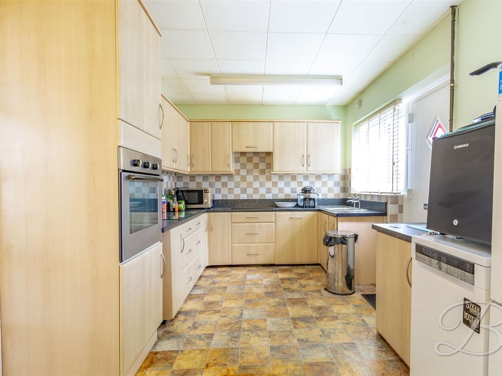 3 bed detached bungalow for sale in Fairholme Drive, Mansfield NG19