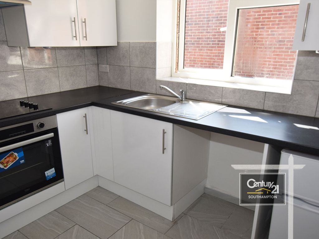 Studio to rent in Ref R197260, Denzil Avenue, Southampton SO14, £775