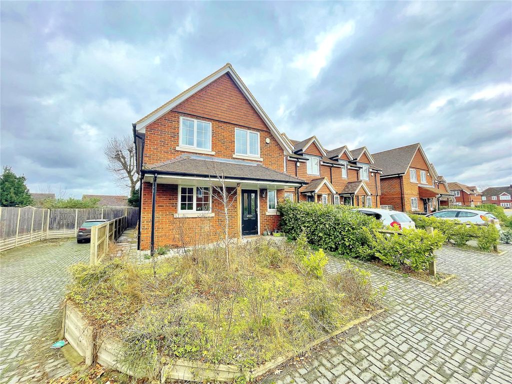 3 bed end terrace house to rent in South Lane, Ash, Aldershot, Surrey