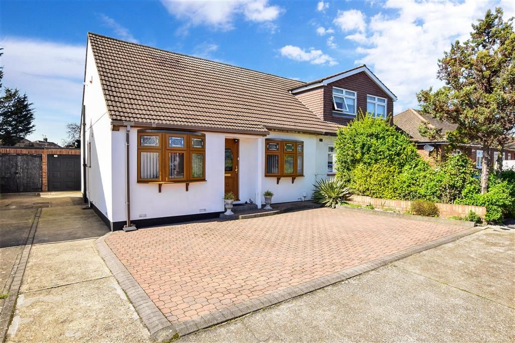 2 bed semidetached bungalow for sale in Hunter Drive, Hornchurch
