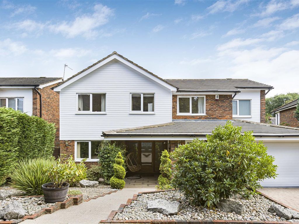 5 bed detached house for sale in Barn Close, Radlett WD7, £1,595,000