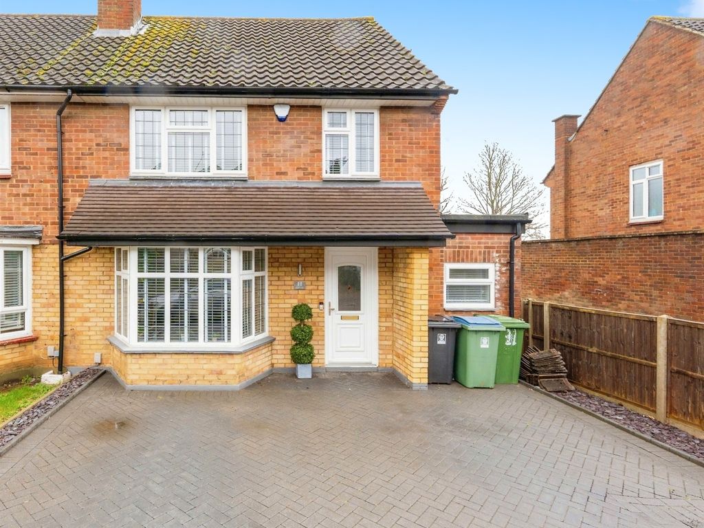 4 bed semidetached house for sale in Leveret Close, Leavesden, Watford