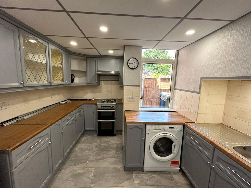 2 bed to rent in London Road, Binfield, Bracknell, Berkshire