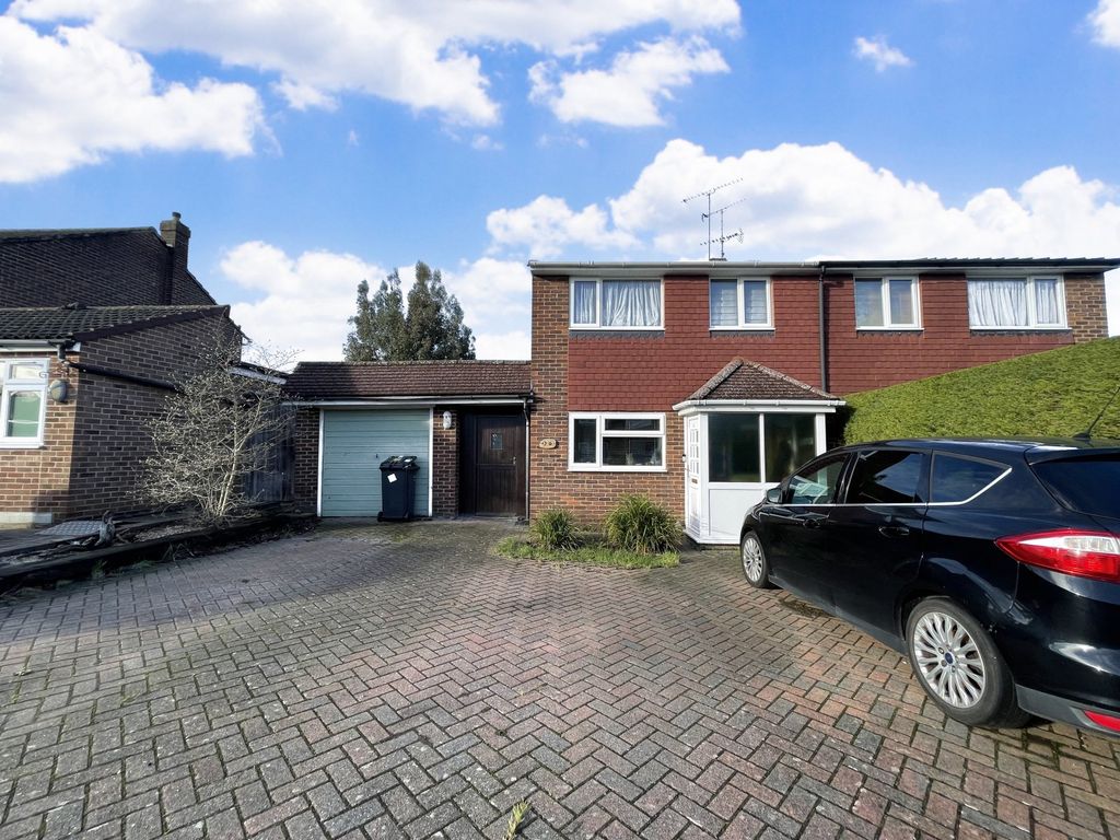 3 bed semidetached house for sale in Chestnut Close, Blackwater