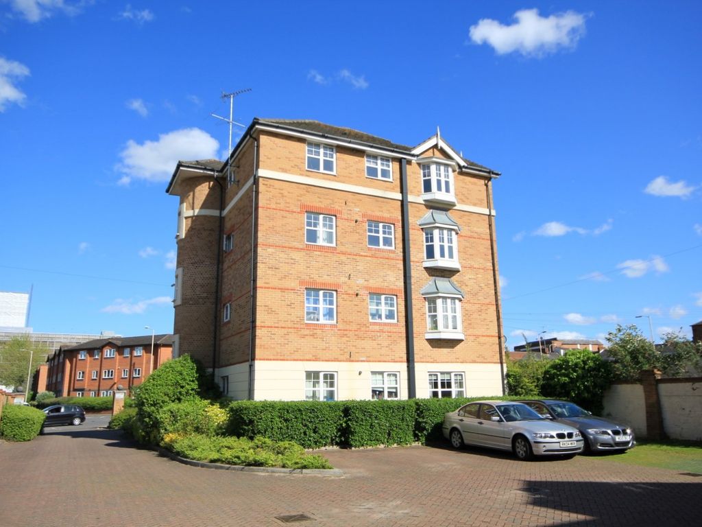 2 bed flat to rent in Court, Bedford Road, Reading, Berkshire