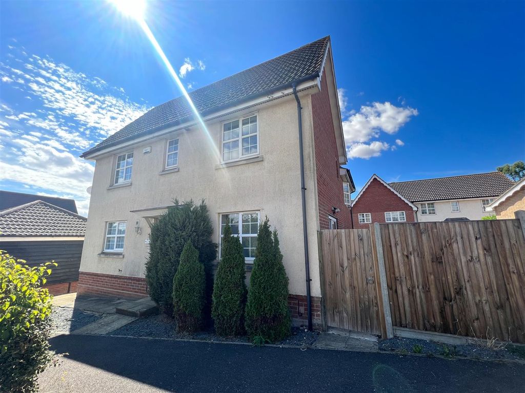 3 bed semidetached house to rent in Kestrel Drive, Stowmarket IP14