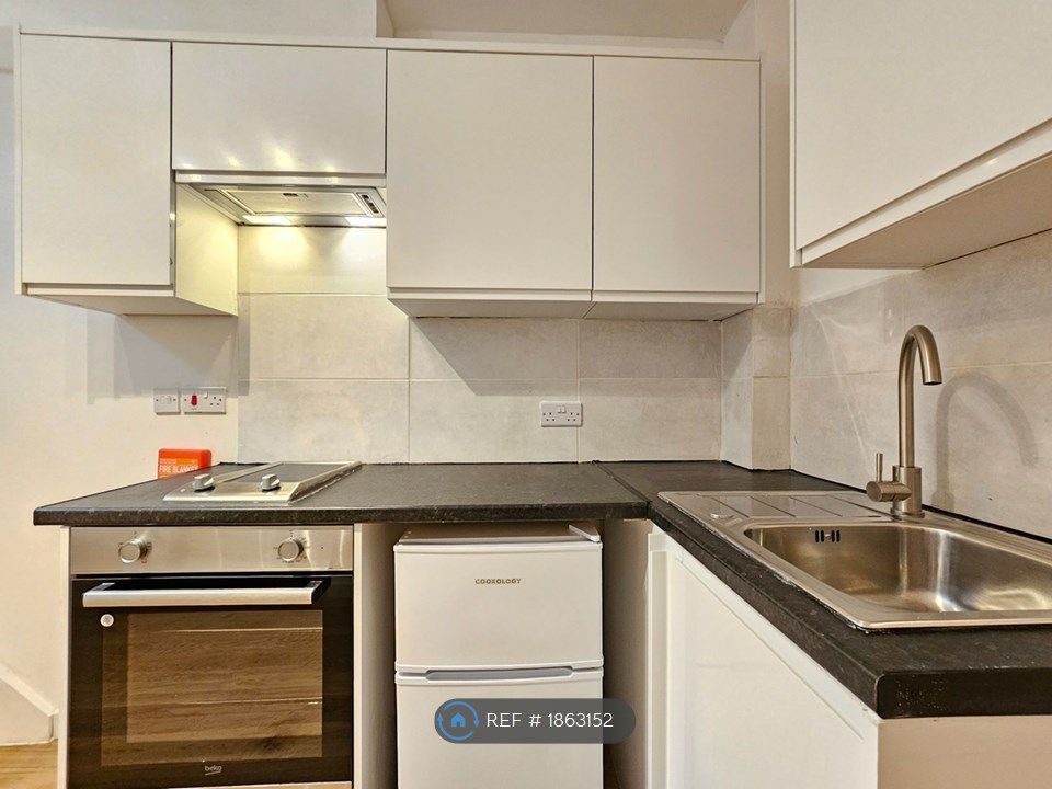 Studio to rent in Blythe Road, London W14, £1,248 pcm Zoopla