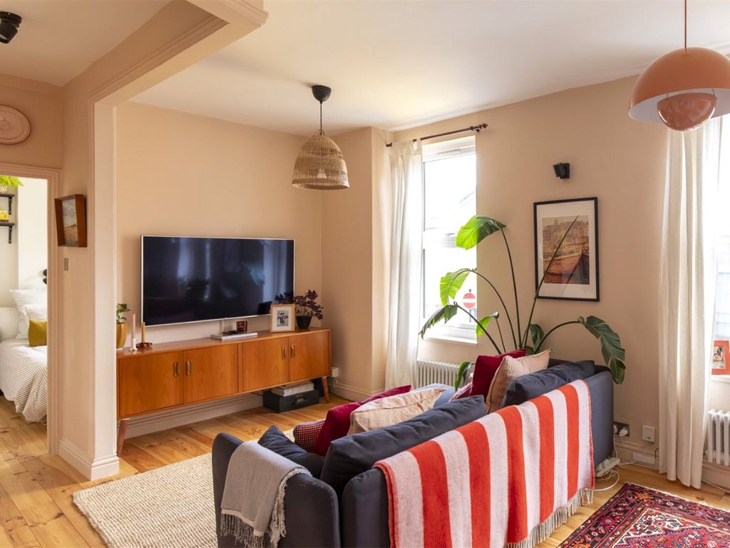 2 bed flat for sale in Hague Street, Bethnal Green, London E2, £550,000