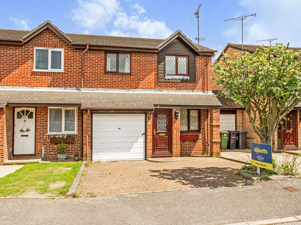 3 bed terraced house for sale in Lesney Gardens, Rochford, Essex SS4