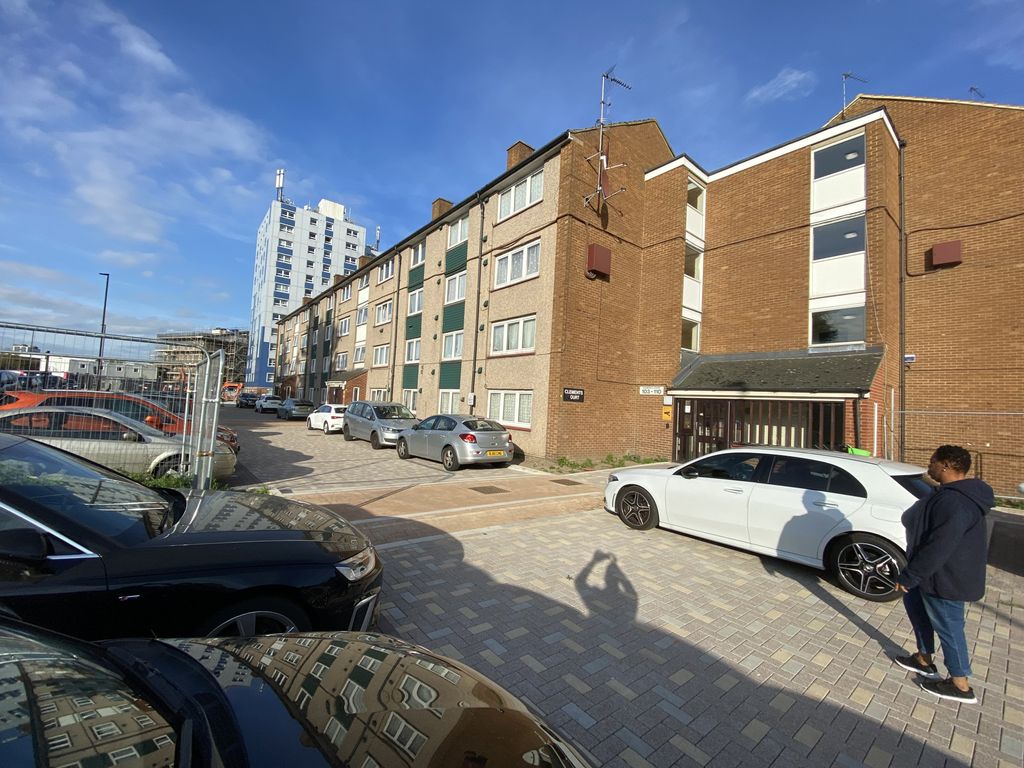 2 bed flat for sale in Clements Court, Green Lane, Hounslow, Greater