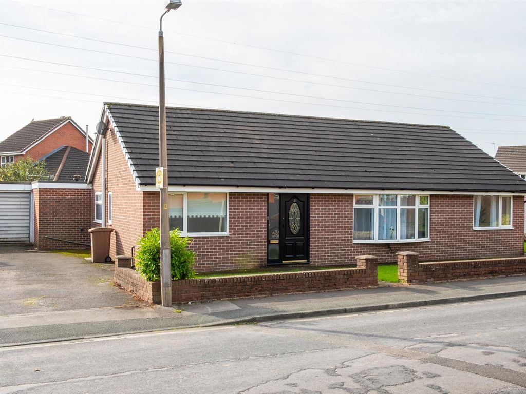 4 bed bungalow to rent in Mill Lane, Farington Moss, Leyland PR26, £950