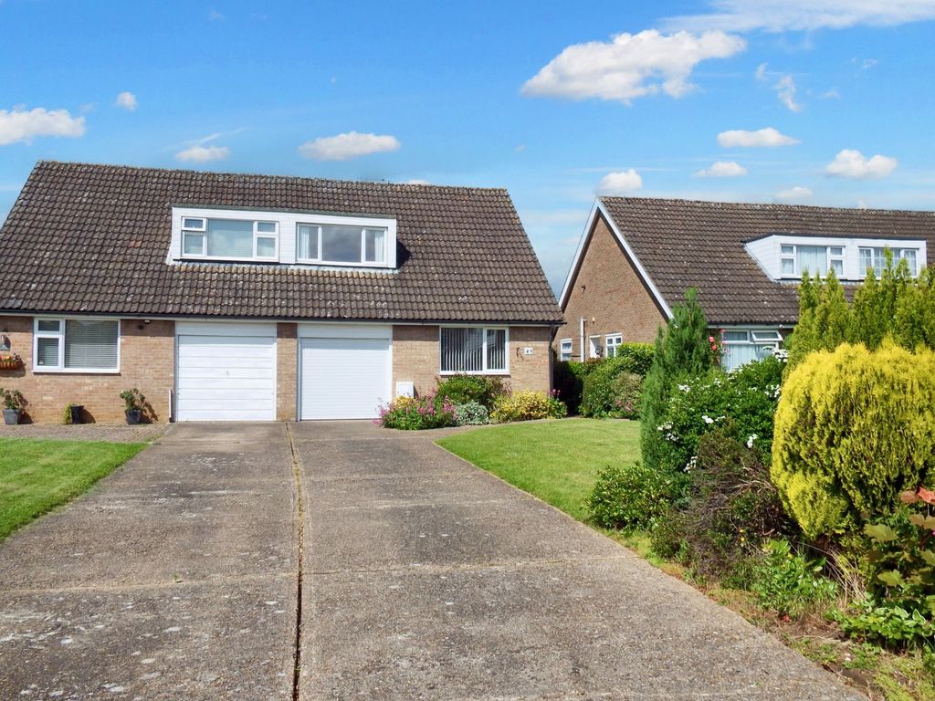 3 bed semidetached house for sale in Trent Close, Stevenage