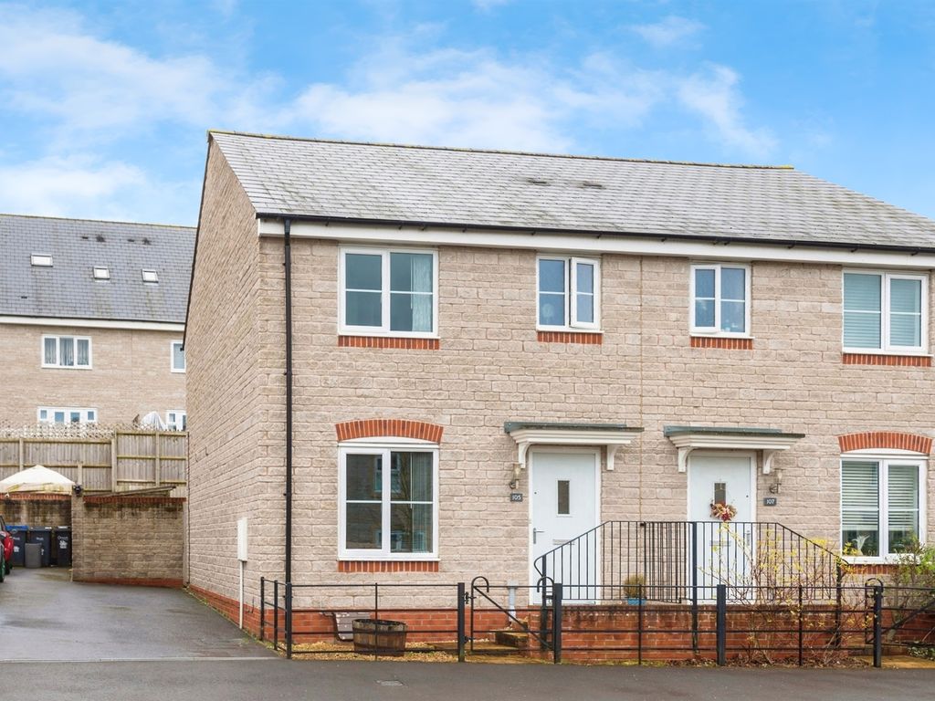 3 bed semidetached house for sale in Cowleaze, Purton, Swindon SN5, £