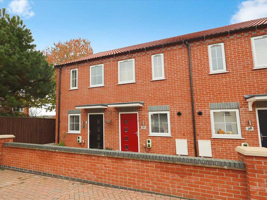 2 bed terraced house for sale in St. Catherines Court, Lincoln LN5, £170,000 Zoopla
