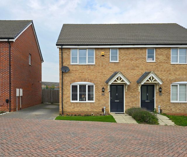 3 bed semidetached house for sale in Ullswater Close, Northampton