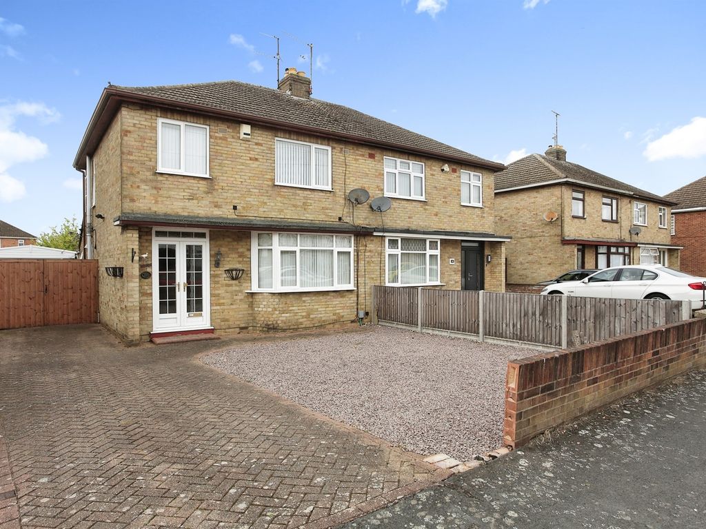 3 bed semidetached house for sale in Desborough Avenue, Stanground
