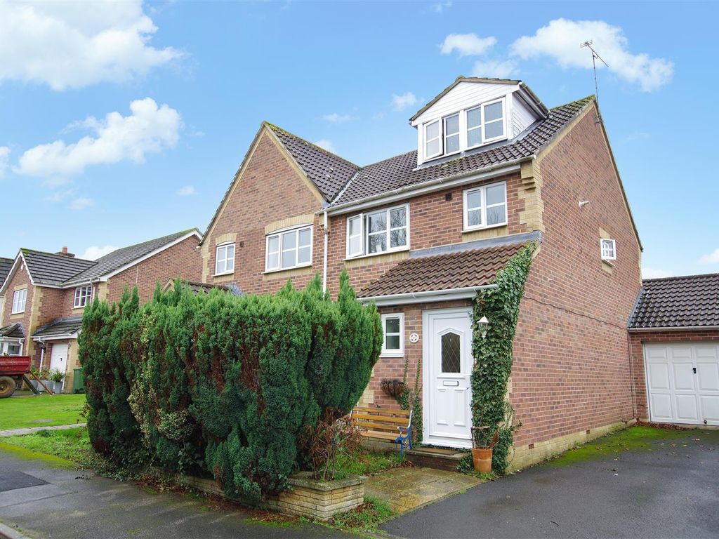 3 bed semidetached house for sale in bs Court, Lyneham, Chippenham
