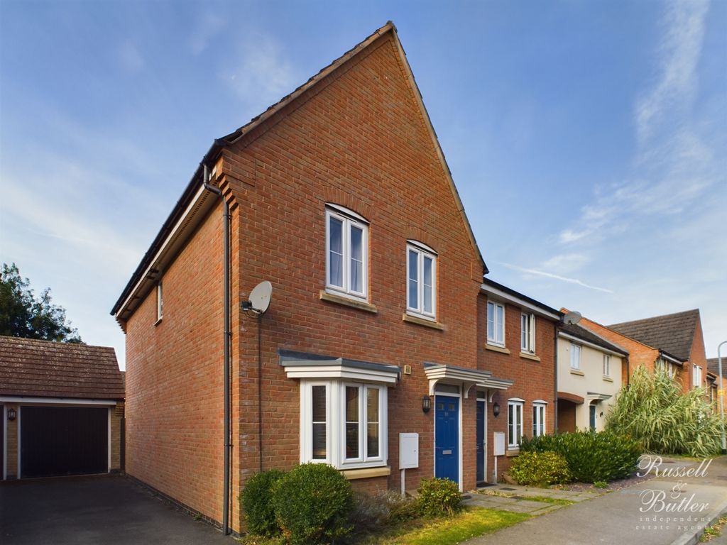 3 bed semidetached house to rent in Alchester Court, Towcester