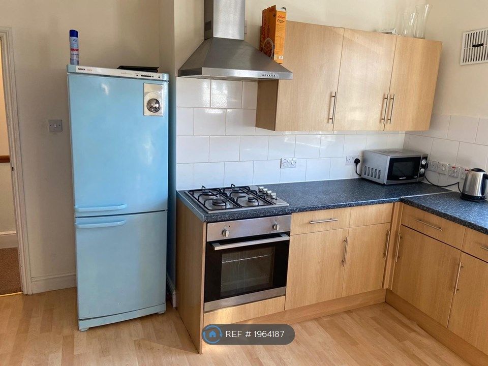 3 bed flat to rent in Dumbarton Road, Clapham SW2, £2,100 pcm Zoopla
