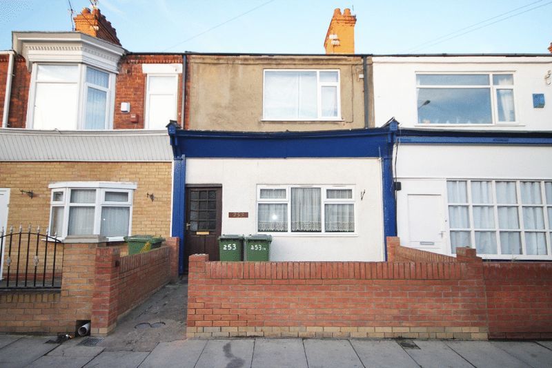 2 bed flat for sale in Wellington Street, Grimsby DN32, £45,000 Zoopla