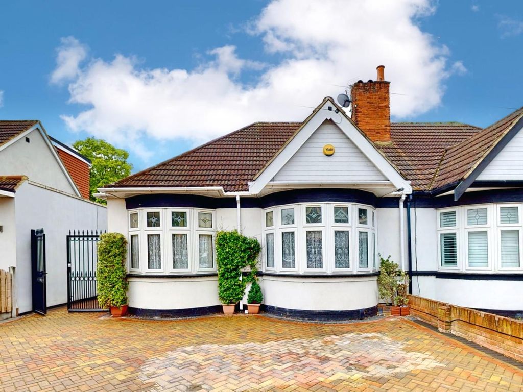3 bed semidetached bungalow for sale in Adelaide Gardens, Chadwell