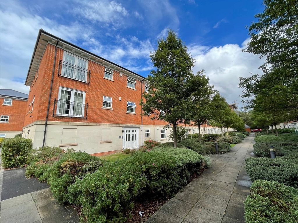 2 bed flat to rent in Jago Court, Newbury RG14, £1,200 pcm Zoopla