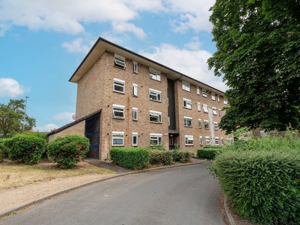 2 bed flat to rent in Redding House, Tolpits Lane, Watford, Herts WD18