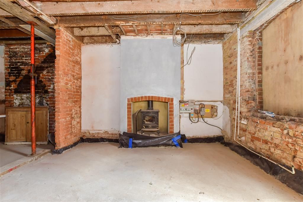 2 bed end terrace house for sale in Westwell Leacon, Charing, Ashford