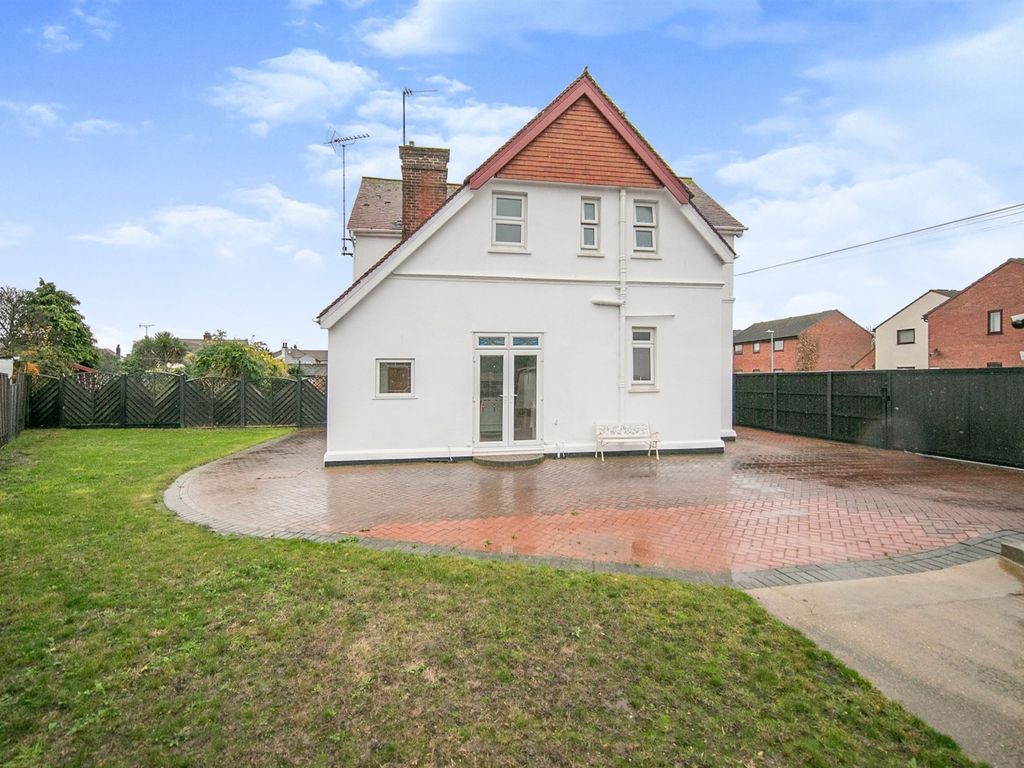 3 bed detached house for sale in Olivers Close, ClactonOnSea CO15, £