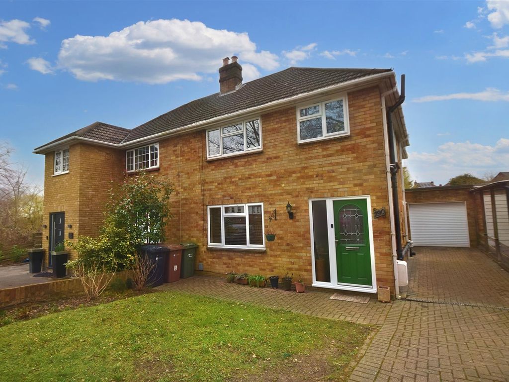 3 bed semidetached house for sale in Worplesdon Road, Guildford GU2