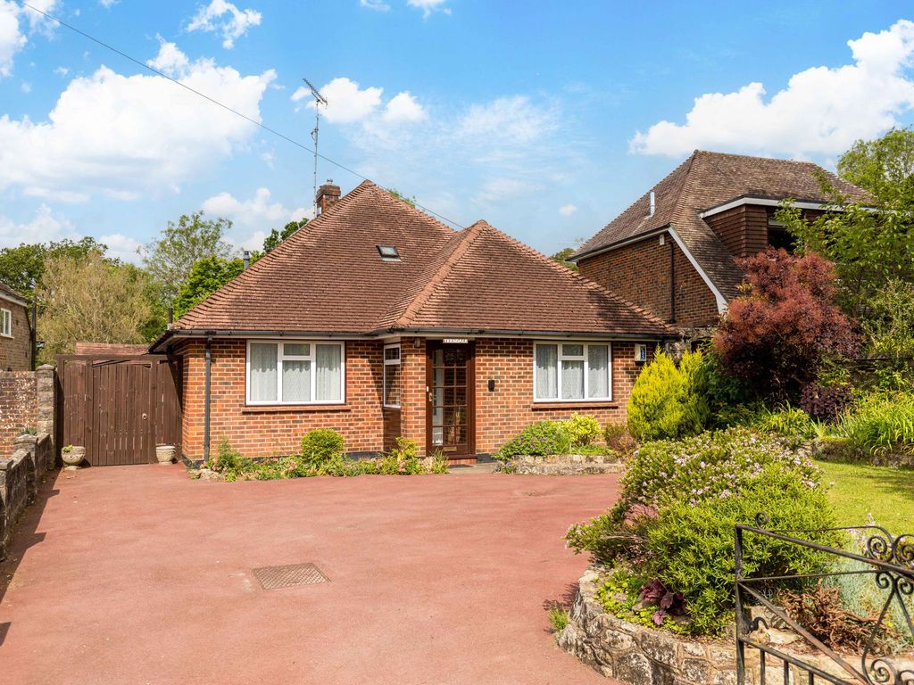 4 bed detached bungalow for sale in Dunnings Road, East Grinstead RH19, £600,000 Zoopla