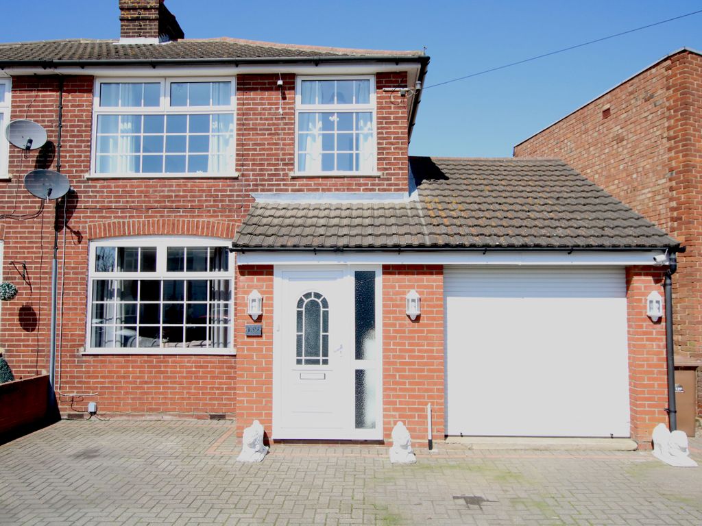 3 bed semidetached house for sale in Avondale Road, Ipswich, Suffolk