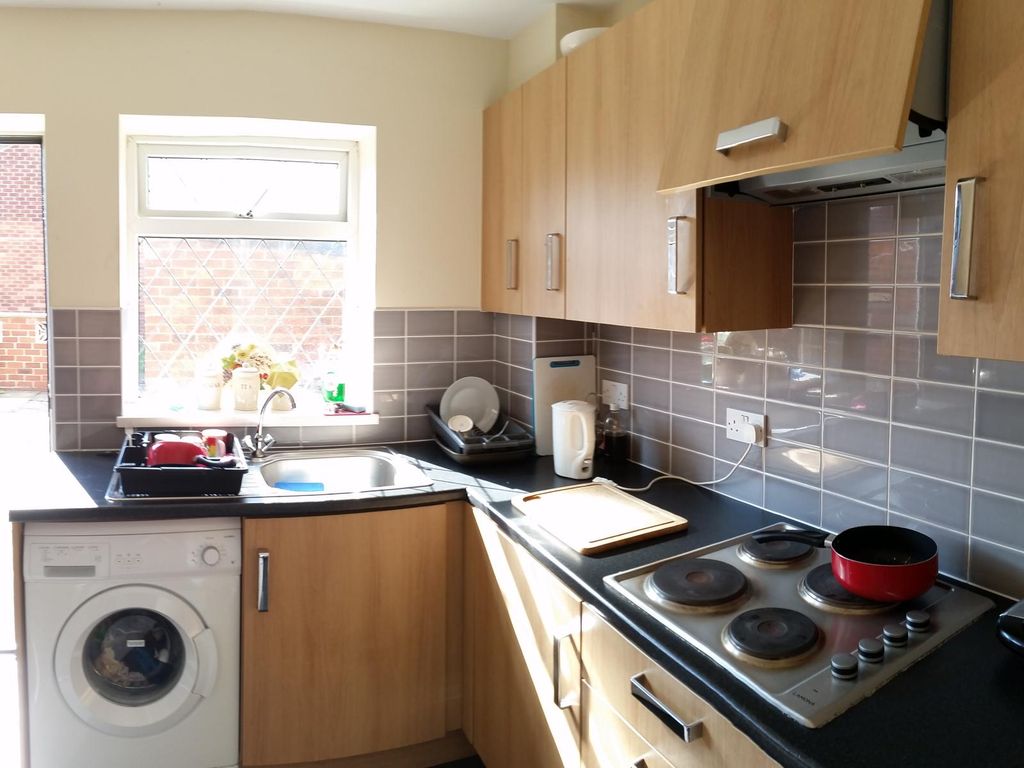 Room to rent in Queensway, Normanton WF6, £434 pcm Zoopla