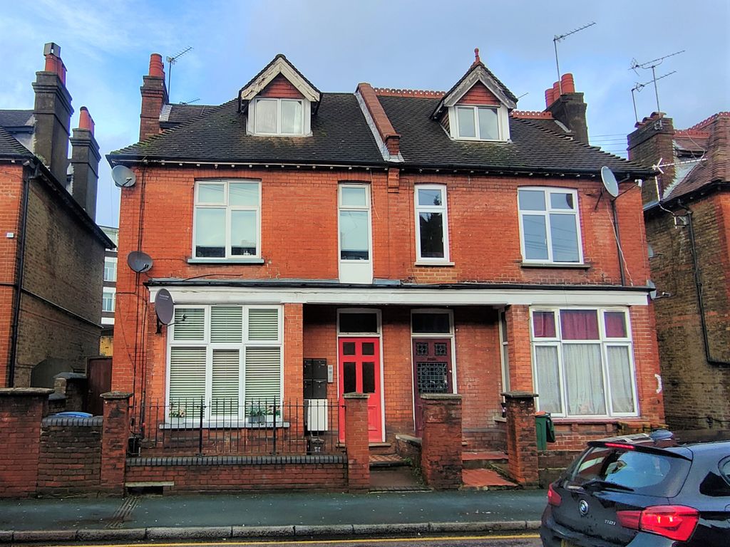 Studio to rent in Marlborough Road, Watford WD18, £875 pcm Zoopla