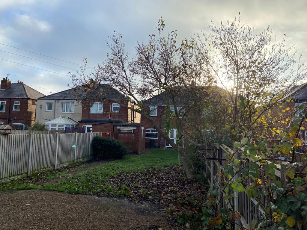 3 bed semidetached house to rent in Wentworth Road, Doncaster DN2, £