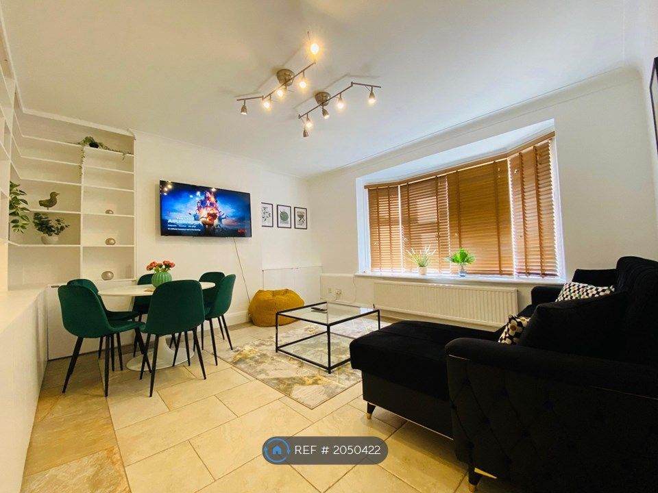 3 bed flat to rent in West End Lane, West Hampstead NW6, £4,500 pcm