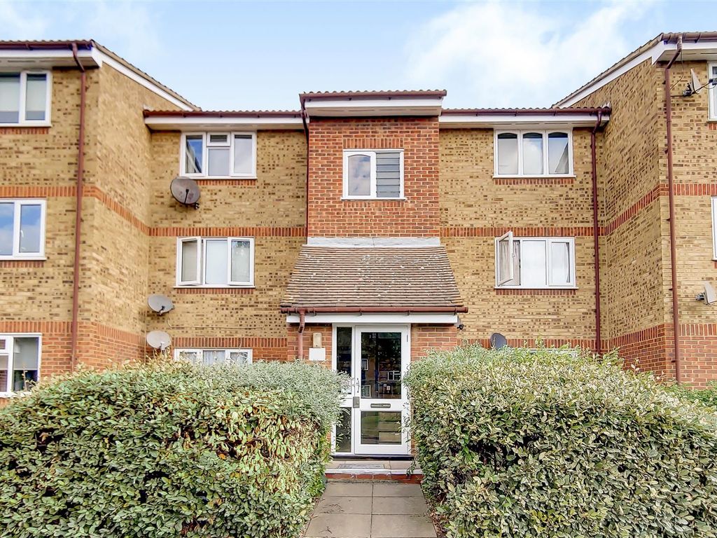 1 bed flat for sale in Stirling Close, Rainham RM13 Zoopla