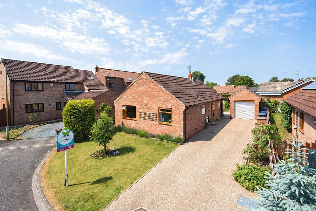 3 bed detached bungalow for sale in Hall Court, Kelfield, York YO19