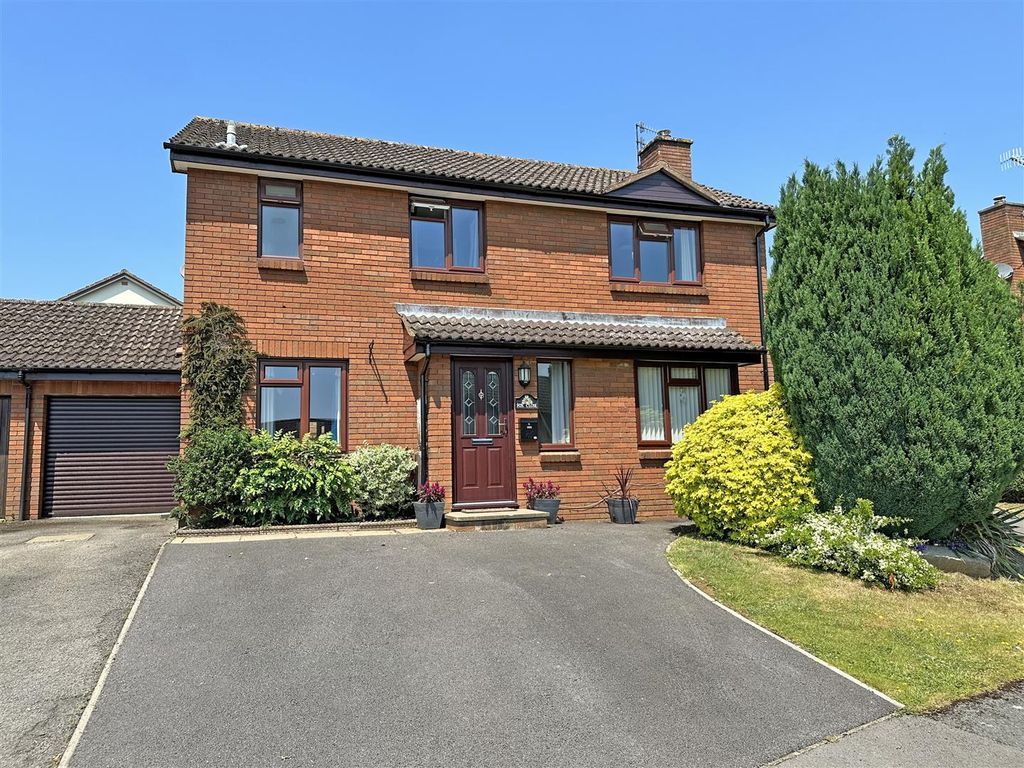 4 bed detached house for sale in Fox Close, Cashes Green, Stroud GL5