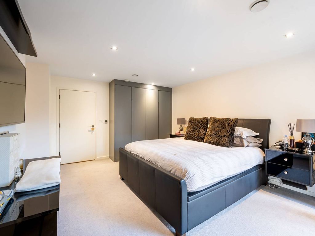 1 bed to rent in Farm Lane, Fulham Broadway, London SW6, £3,250 pcm Zoopla