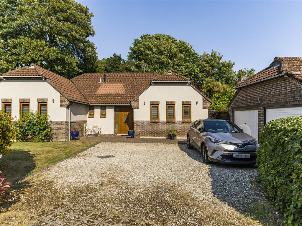 3 bed detached bungalow for sale in Margaret Close, Aldwick, Bognor